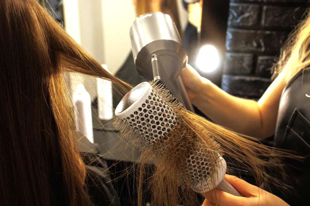Brushing au salon de coiffure