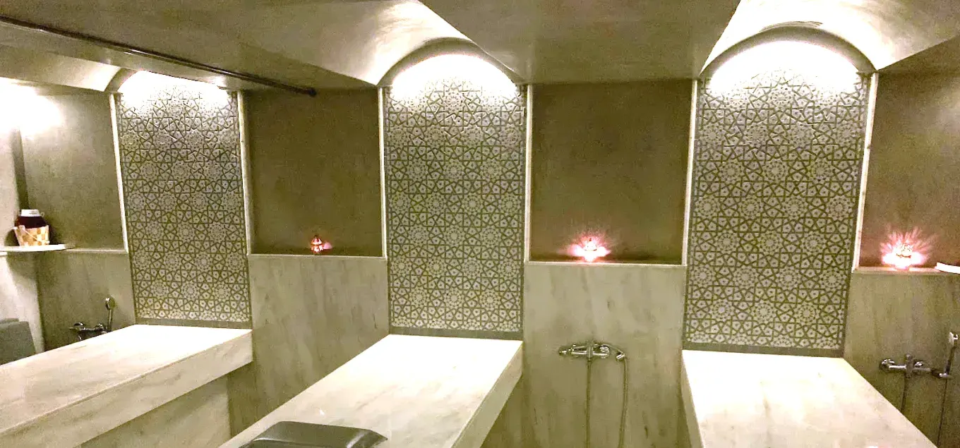 Salle du hammam de So Spa, bancs en marbre et panneaux de zellige